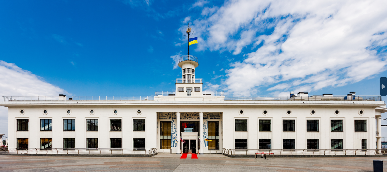 Амерікан Юніверсіті Київ (АЮК) на Поштовій площі в приміщення Річкового вокзалу