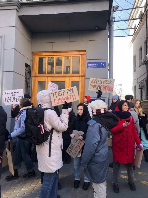 Акція проти домагань: дівчина, яка роздяглася під КМДА, отримала протокол і заявила про синці від поліції