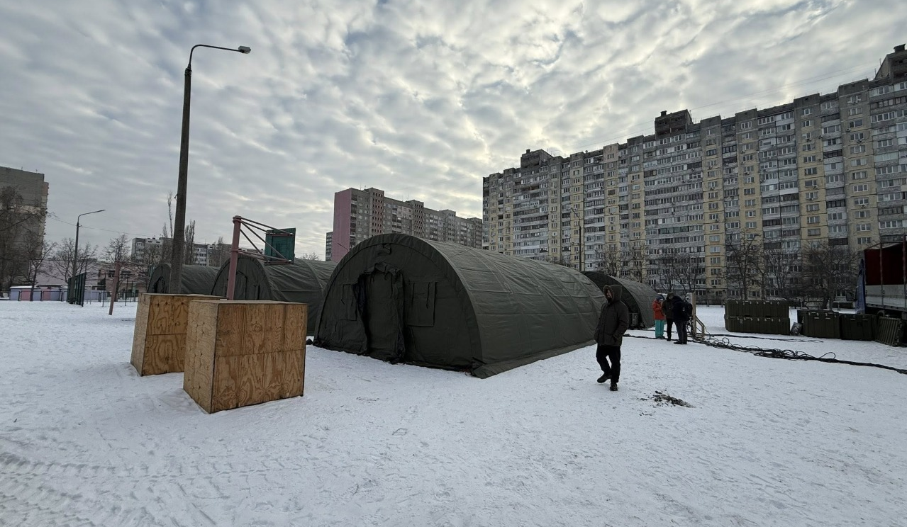Понад 1100 будинків на лівому березі Києва залишилися без тепла після атаки: де зігрітися