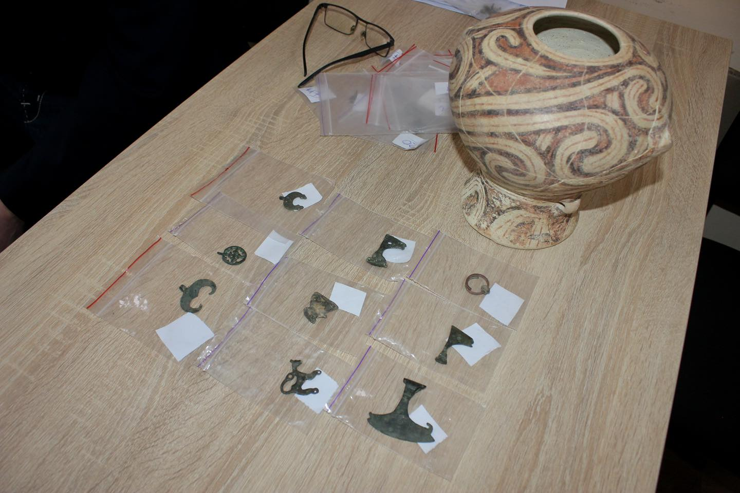 Київські митники передали до музею стародавню трипільську вазу: подробиці