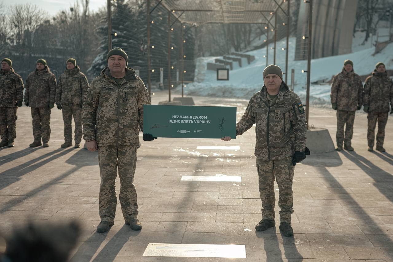 На Алеї захисників у Києві відкрили пам’ятний знак Держспецслужбі транспорту: фото