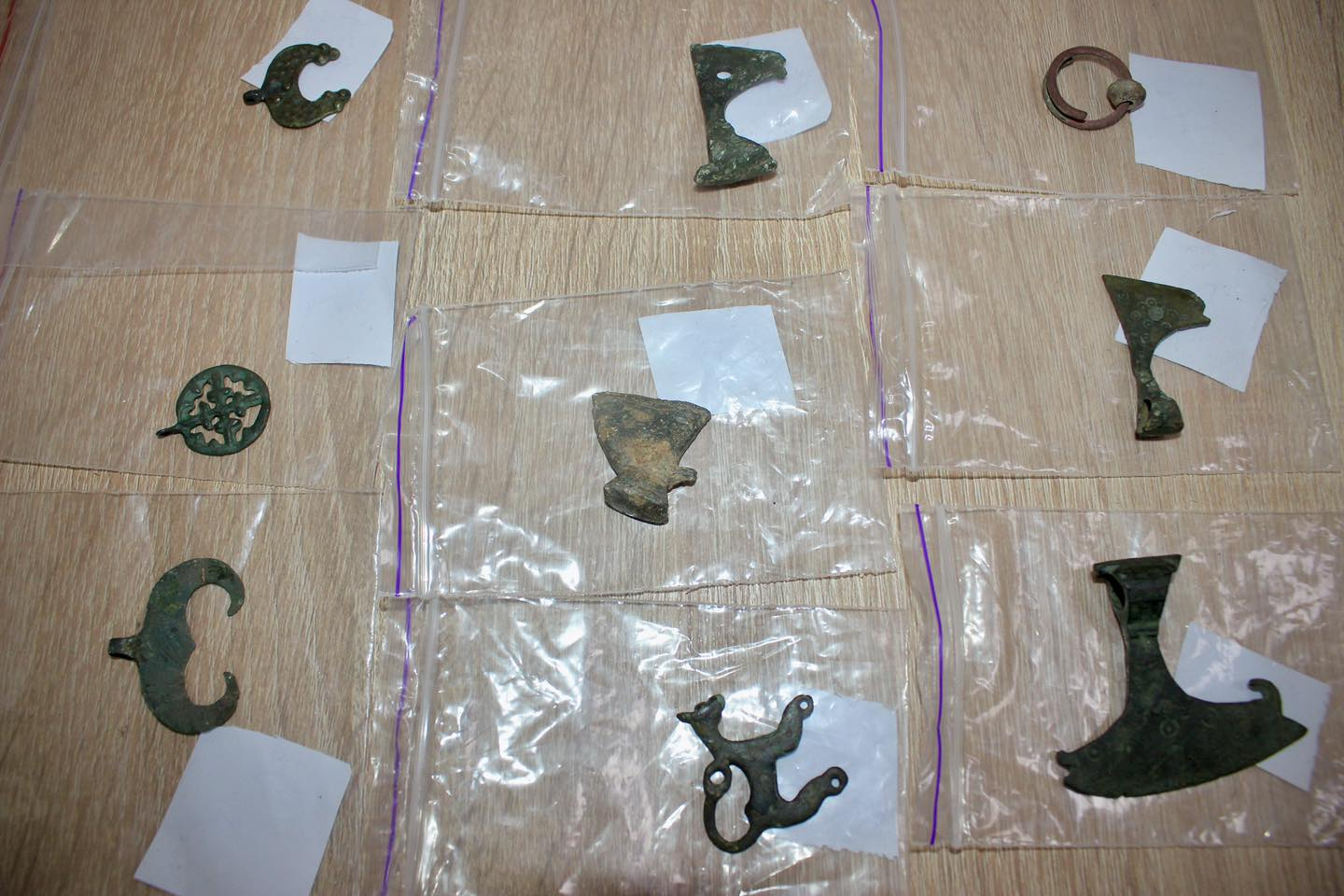 Київські митники передали до музею стародавню трипільську вазу: подробиці