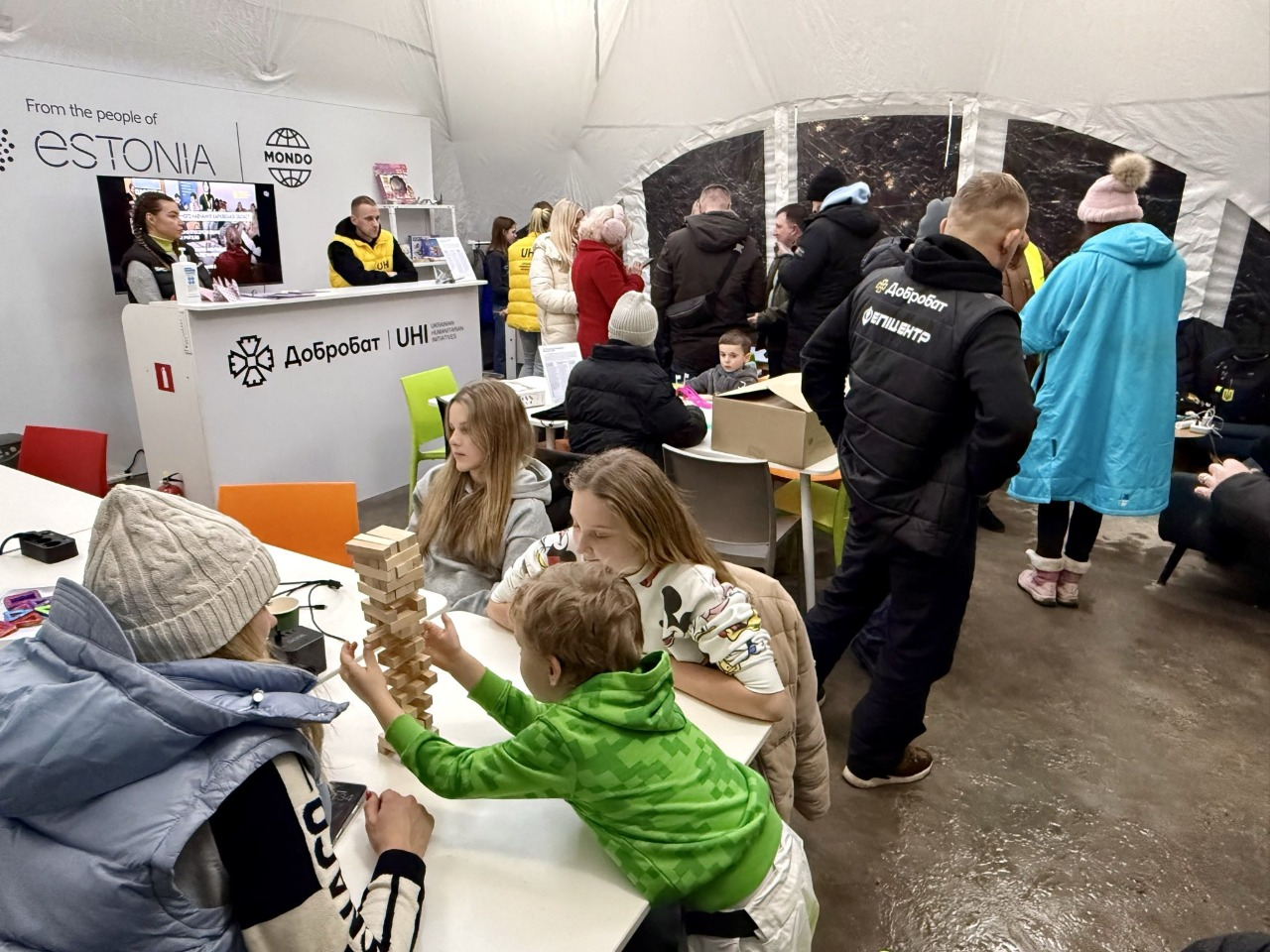 Очільник МЗС Естонії відкрив мобільний Пункт незламності на Троєщині у Києві