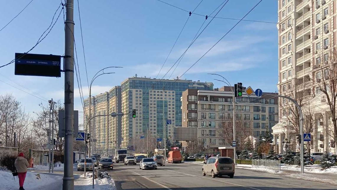 На вулиці Максимовича у Києві облаштували безбар’єрний світлофорний об’єкт: деталі