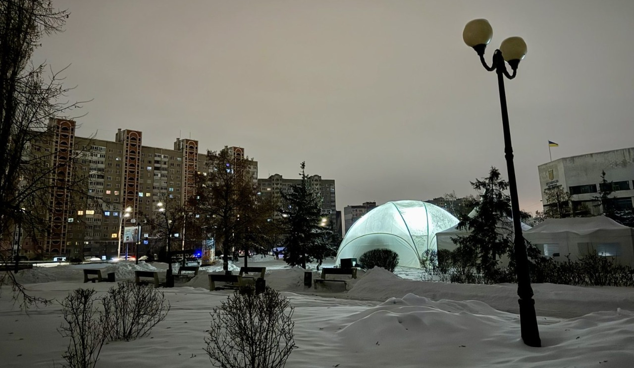 Очільник МЗС Естонії відкрив мобільний Пункт незламності на Троєщині