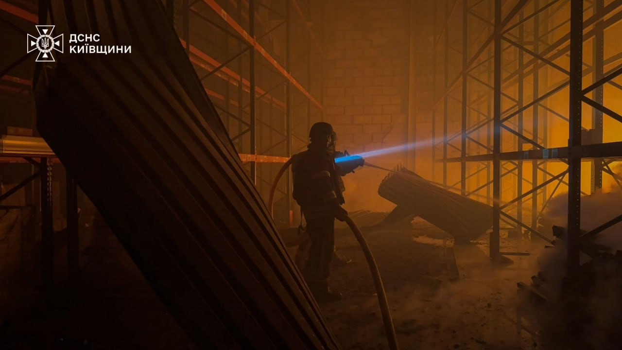 Нічна атака на Київщину 7 лютого 2026 року: пошкоджені приватні будинки, горять склади "Рошен"