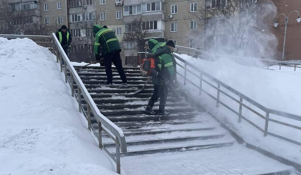 Прибирання снігу у Києві: скільки задіяли техніки та комунальників