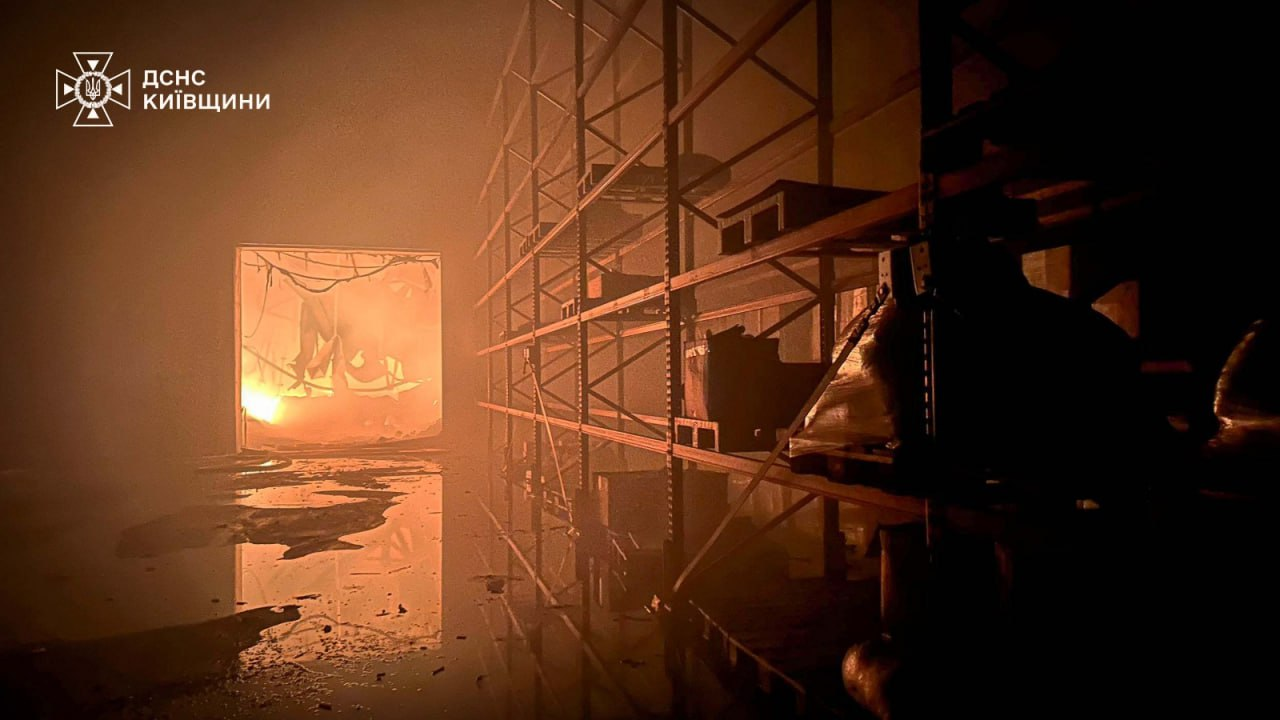 Нічна атака на Київщину 7 лютого 2026 року: пошкоджені приватні будинки, горять склади "Рошен"