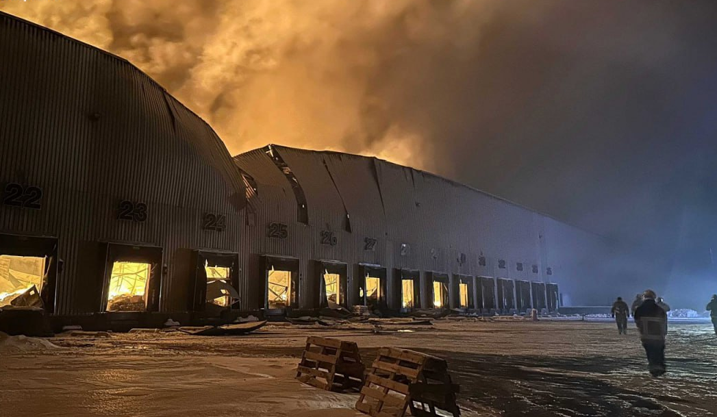 Нічна атака на Київщину: пошкоджені приватні будинки, горять склади "Рошен"