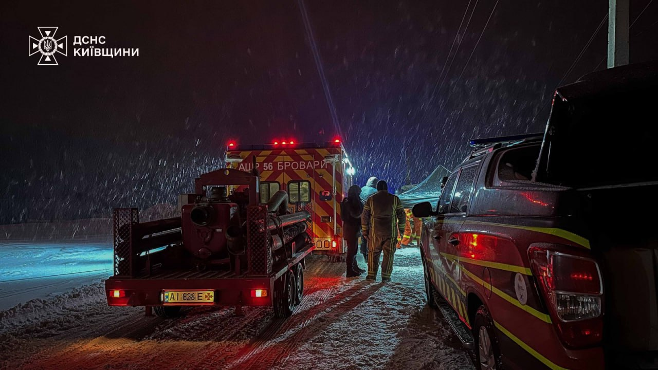 Нічна атака на Київщину 7 лютого 2026 року: пошкоджені приватні будинки, горять склади "Рошен"