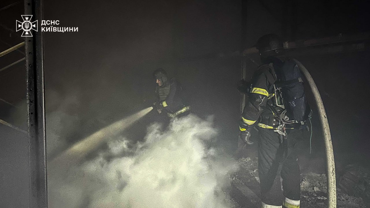 Нічна атака на Київщину 7 лютого 2026 року: пошкоджені приватні будинки, горять склади "Рошен"