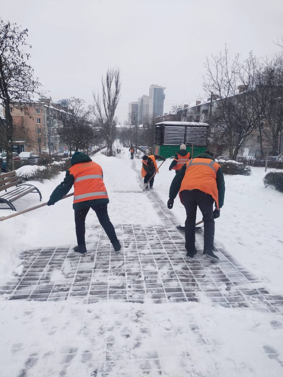 Прибирання снігу у Києві 7 лютого 2026 року: скільки задіяли техніки та комунальників