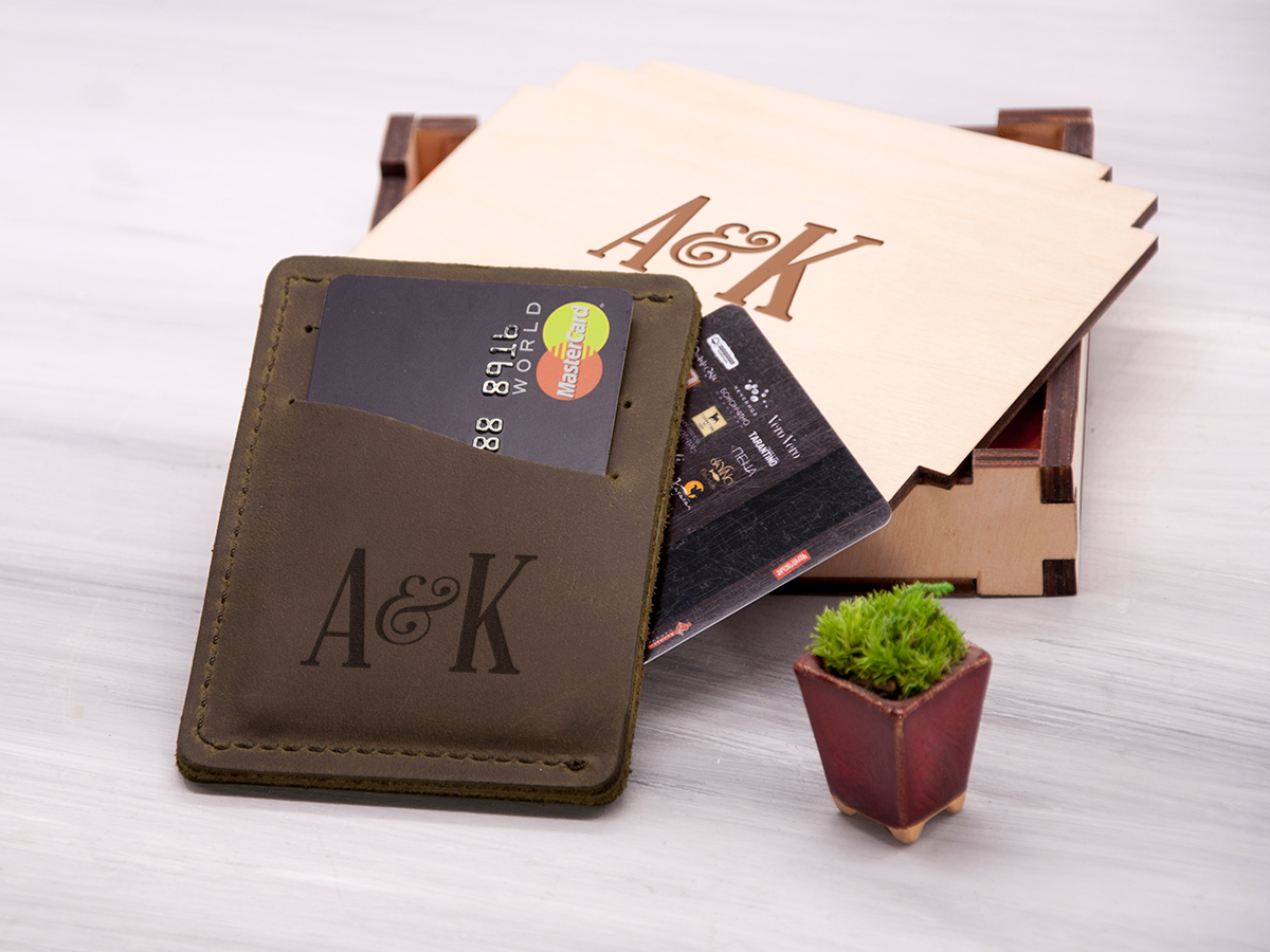 Шкіряний аксесуар ручної роботи з гравіюванням