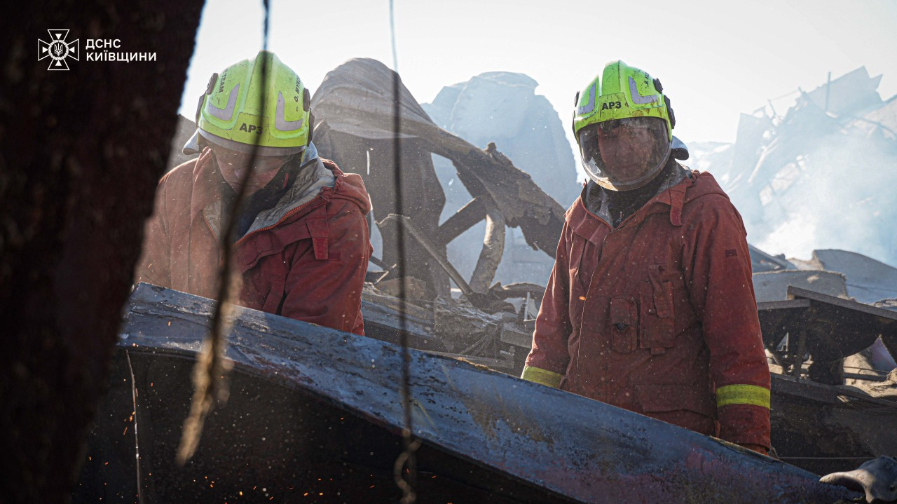 В Яготині на Київщині п’яту добу ліквідовують наслідки російського удару по складам "Рошен": фото