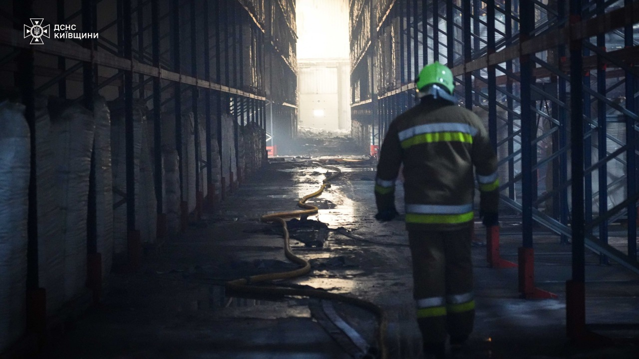 В Яготині на Київщині п’яту добу ліквідовують наслідки російського удару по складам "Рошен": фото
