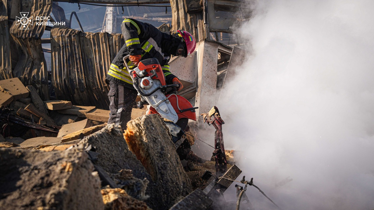 В Яготині на Київщині п’яту добу ліквідовують наслідки російського удару по складам "Рошен": фото