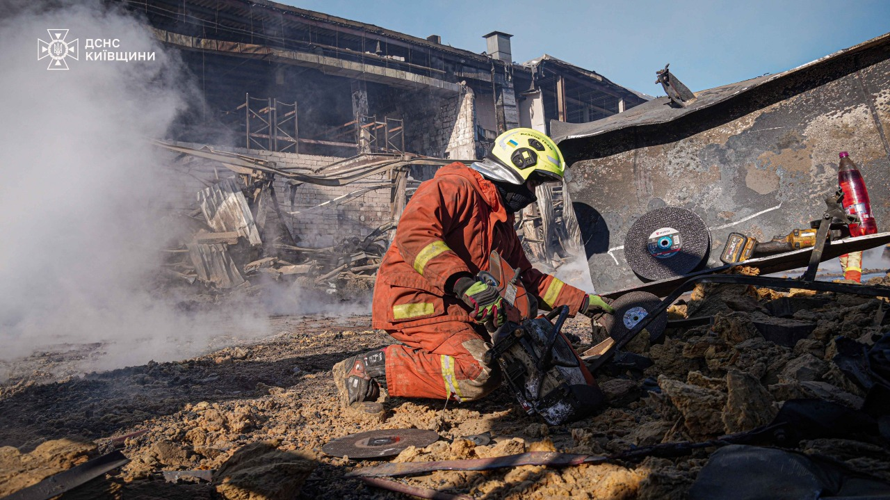 В Яготині на Київщині п’яту добу ліквідовують наслідки російського удару по складам "Рошен": фото