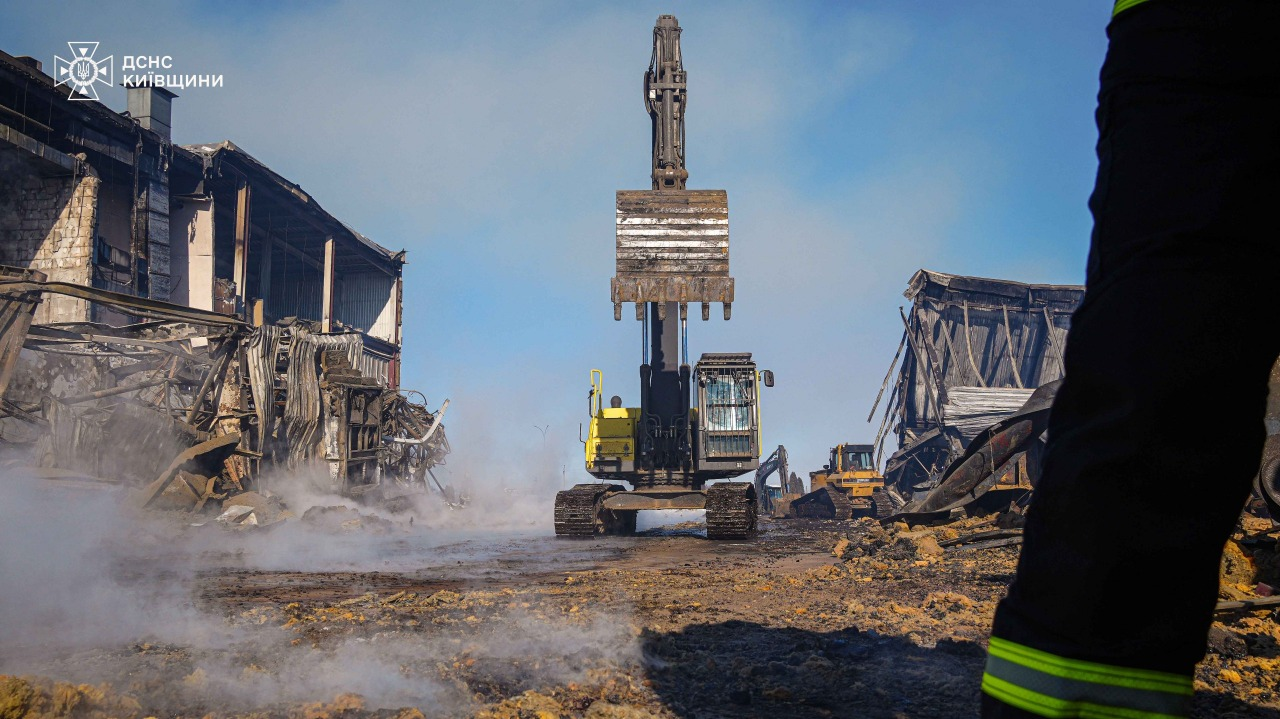 В Яготині на Київщині п’яту добу ліквідовують наслідки російського удару по складам "Рошен": фото
