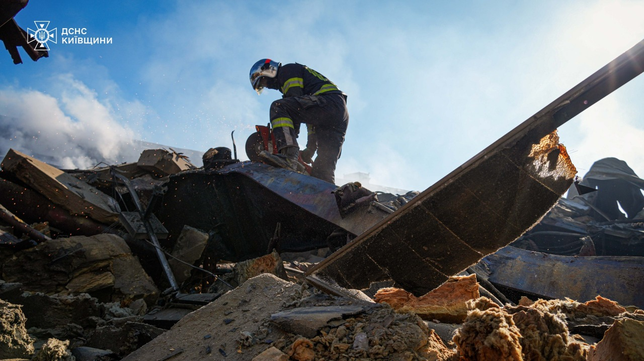 В Яготині на Київщині п’яту добу ліквідовують наслідки російського удару по складам "Рошен": фото