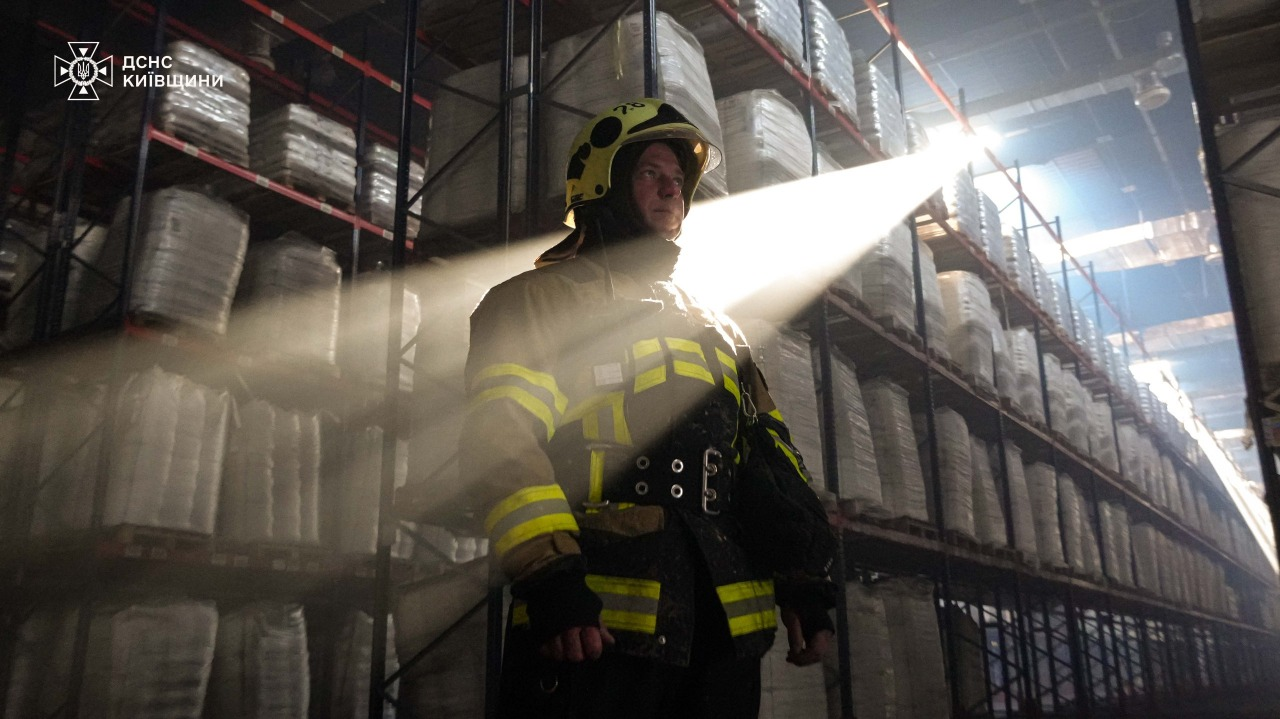 В Яготині на Київщині п’яту добу ліквідовують наслідки російського удару по складам "Рошен": фото