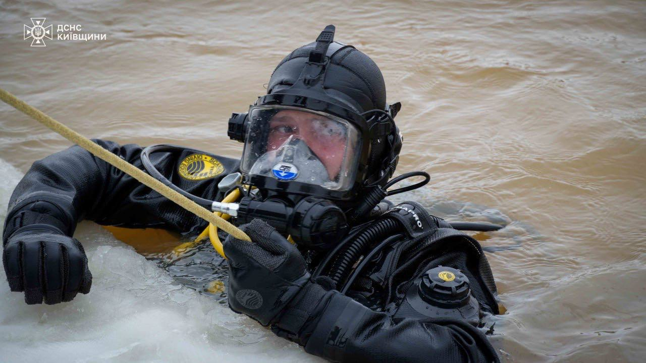 ДСНС вже тиждень шукає водія позашляховика, що провалився під лід на Київщині