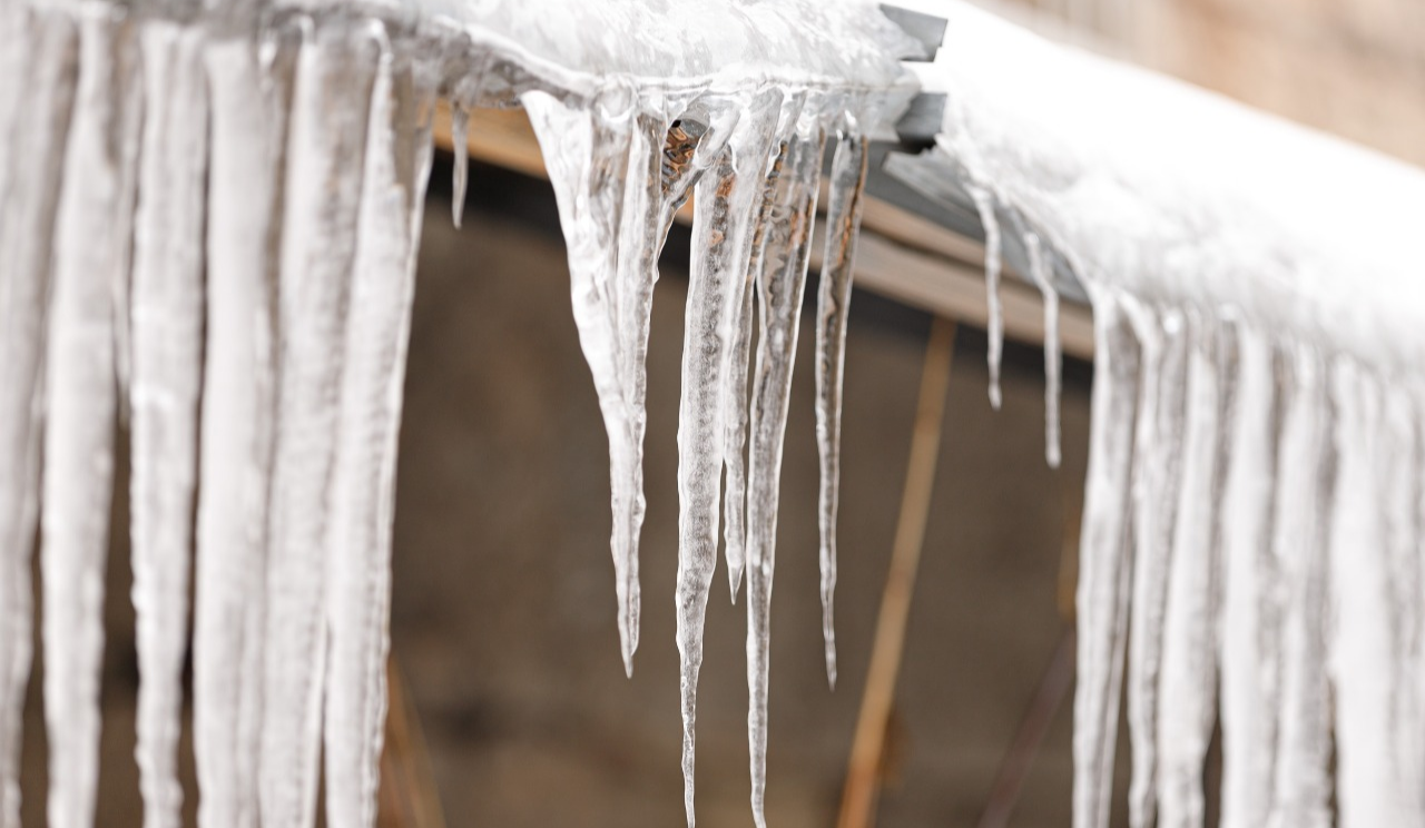 У столиці посилюють перевірки очищення дахів від снігу та бурульок: деталі