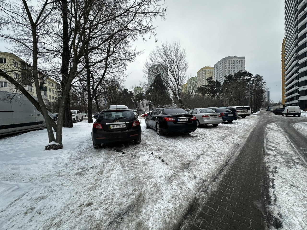 Дощовий садок на Воскресенці у Києві рятують від незаконного паркування: фото
