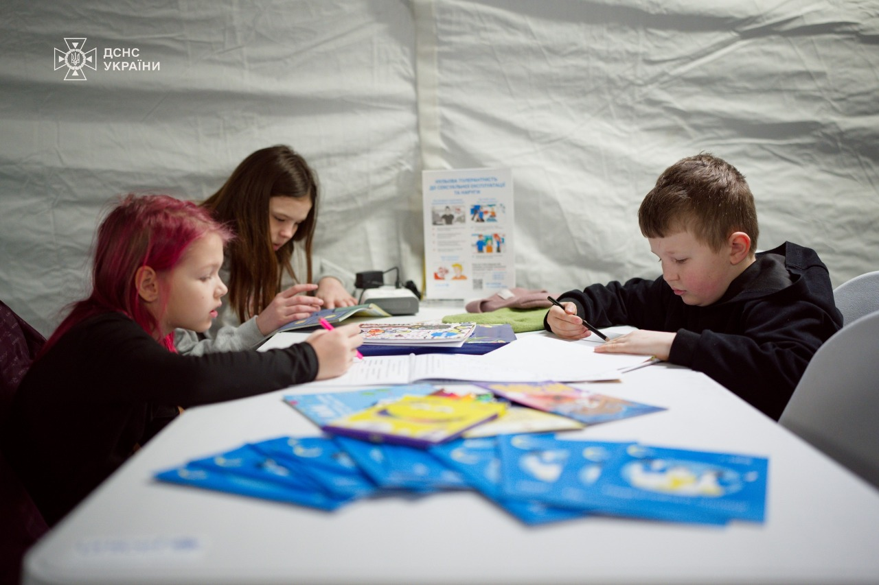 У наметових містечках ДСНС у Києві запрацювали простори для дітей і підлітків: фото та адреси