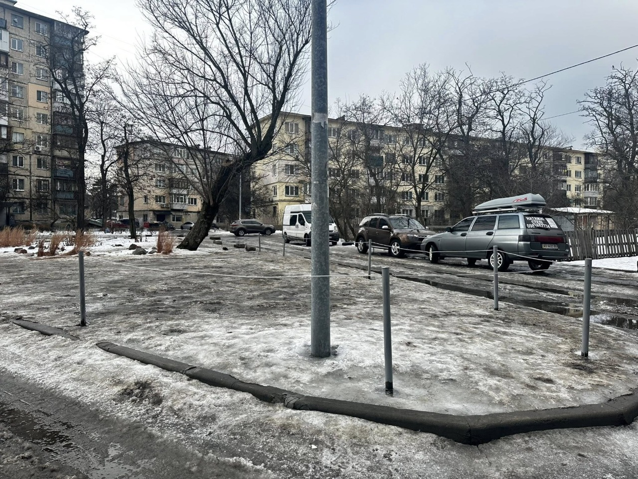 Дощовий садок на Воскресенці у Києві рятують від незаконного паркування: фото