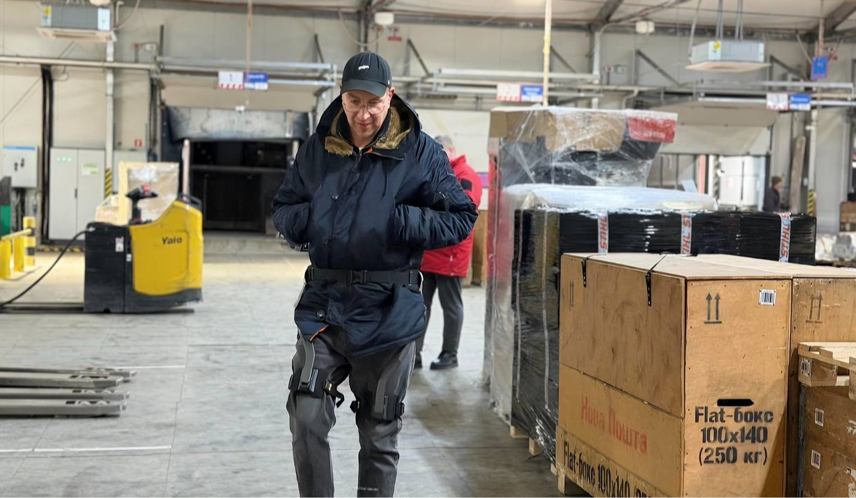 Нова пошта тестує екзоскелети для працівників терміналів і депо