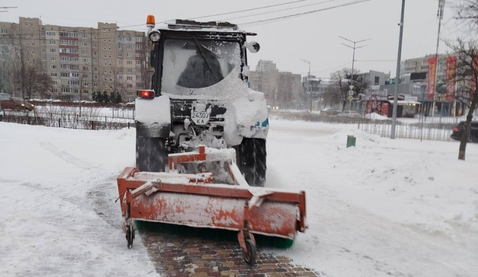 У Києві чистять дороги від снігу та ожеледиці: техніка працює у складі колон