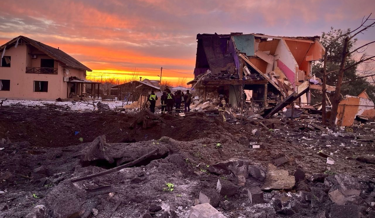 Є руйнування, поранені та загиблий: наслідки обстрілу Київщини вночі 22 лютого