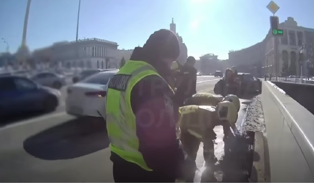 На Хрещатику врятували дітей, які заблукали в каналізації: відео