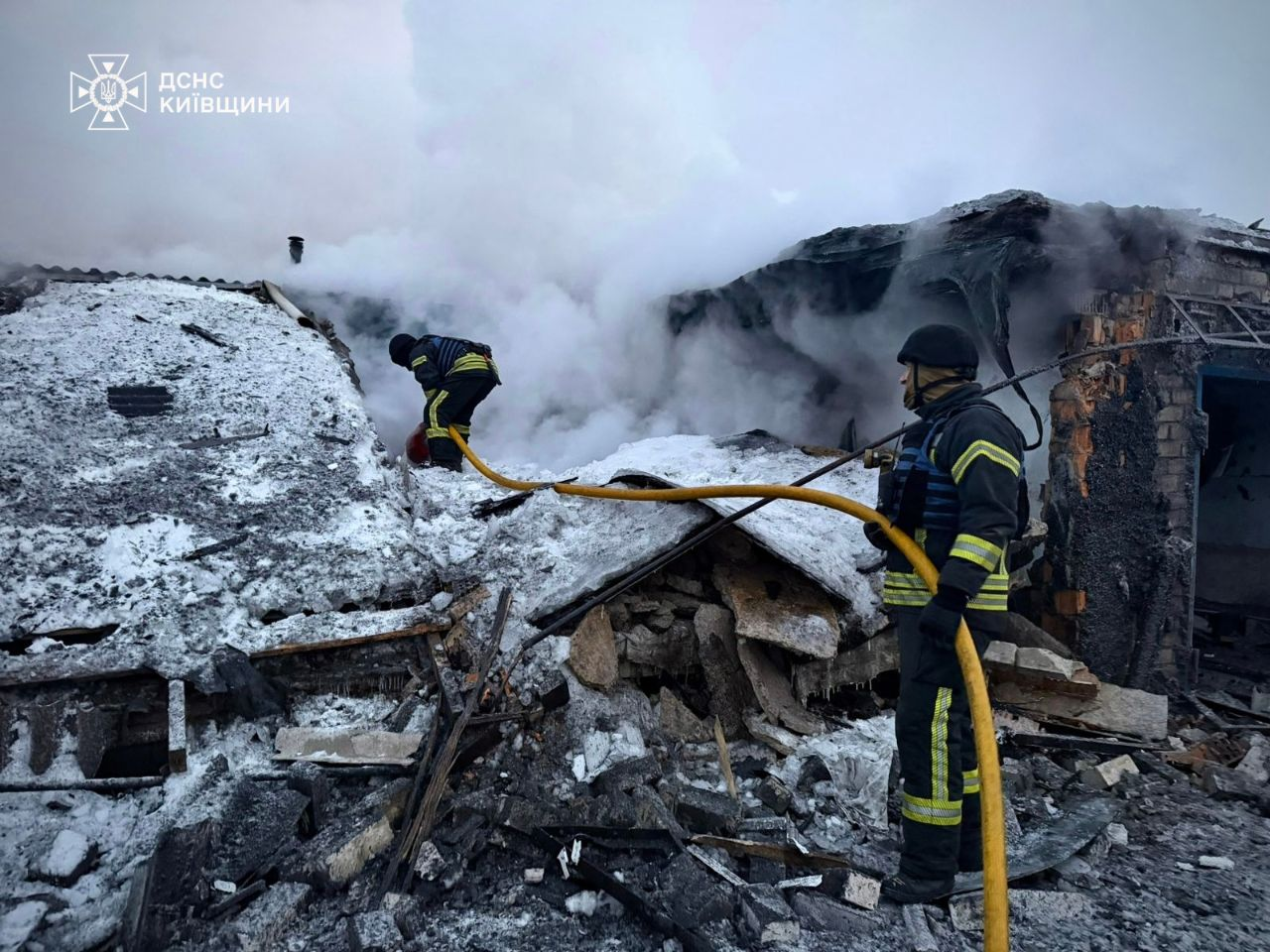 Є руйнування, поранені та загиблий: наслідки обстрілу Київщини вночі 22 лютого 2026 року