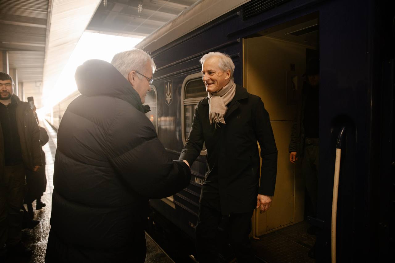 До Києва залізницею прибули 26 міжнародних делегацій до роковин вторгнення До Києва залізницею прибули 26 міжнародних делегацій до роковин вторгнення