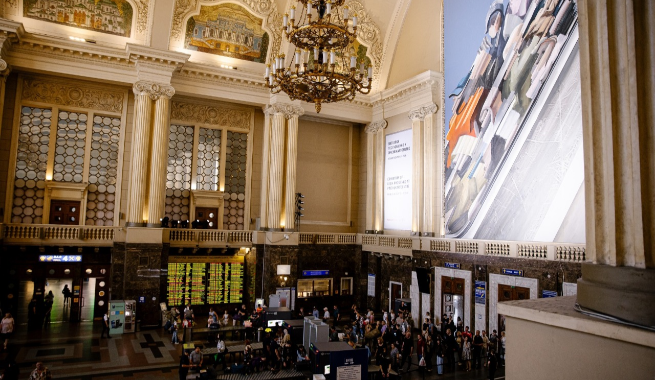 "Бій в окопі": на Центральному залізничному вокзалі представили масштабний артоб’єкт