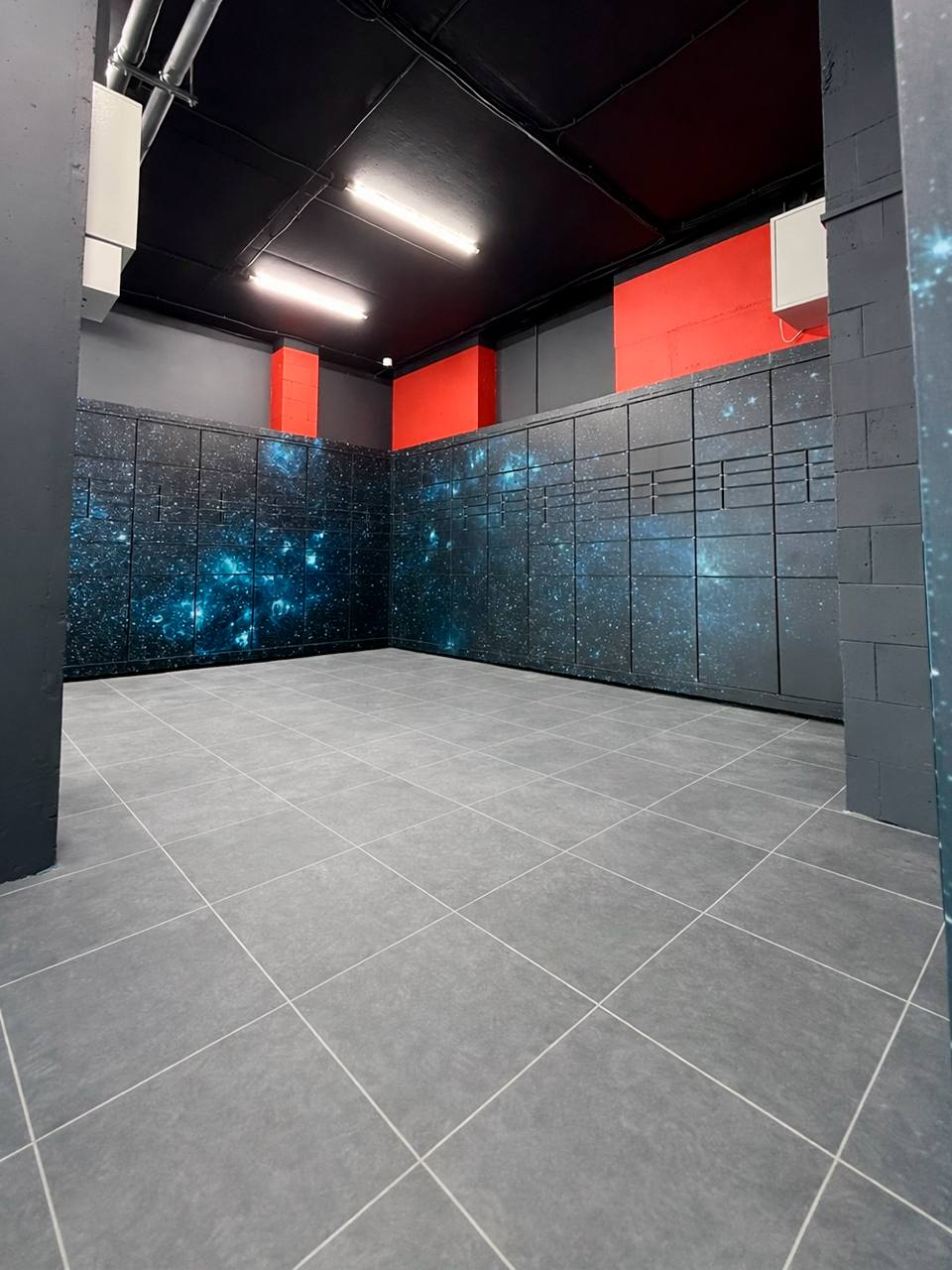 Майже 300 комірок: у київському ЖК з’явився перший в Україні простір поштоматів