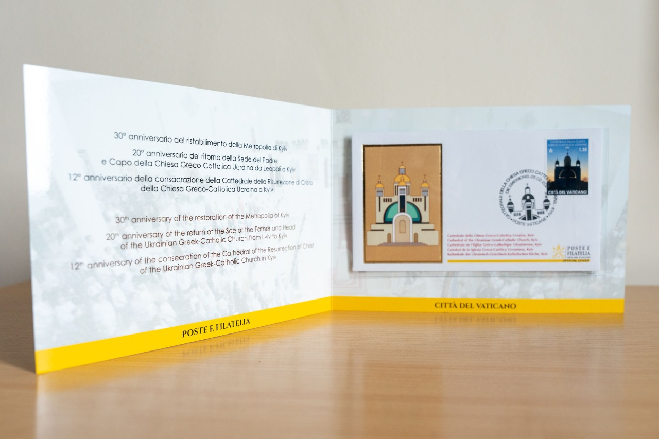 У Ватикані створили марку із зображенням київської святині під час блекауту