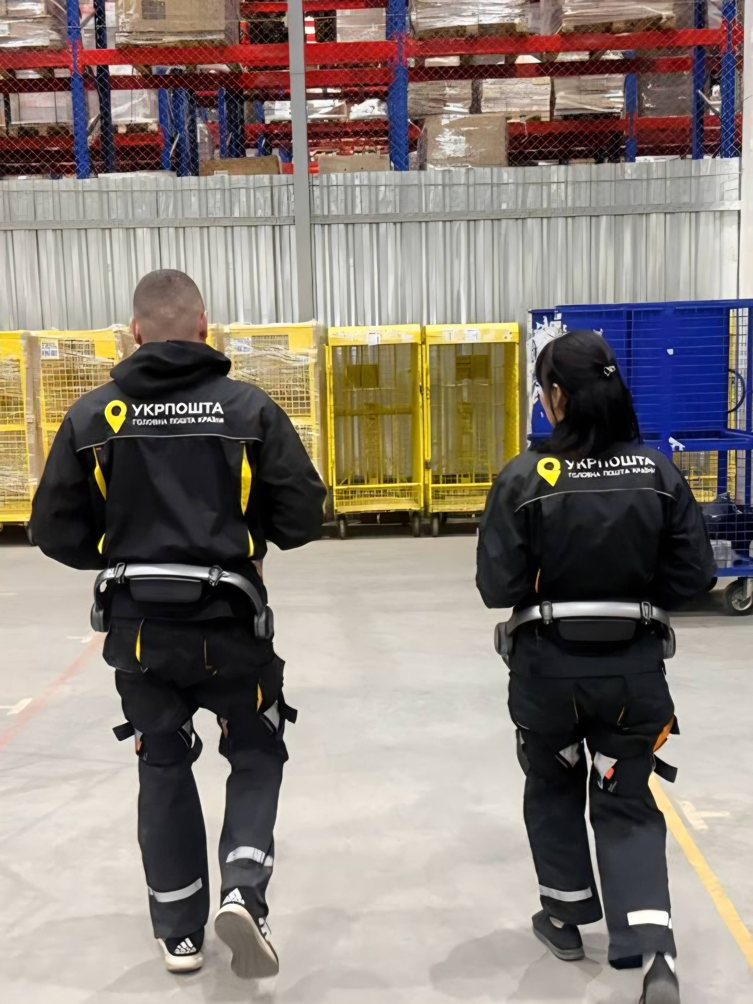 Зниження навантаження на робітників: Укрпошта почала тестувати екзоскелети
