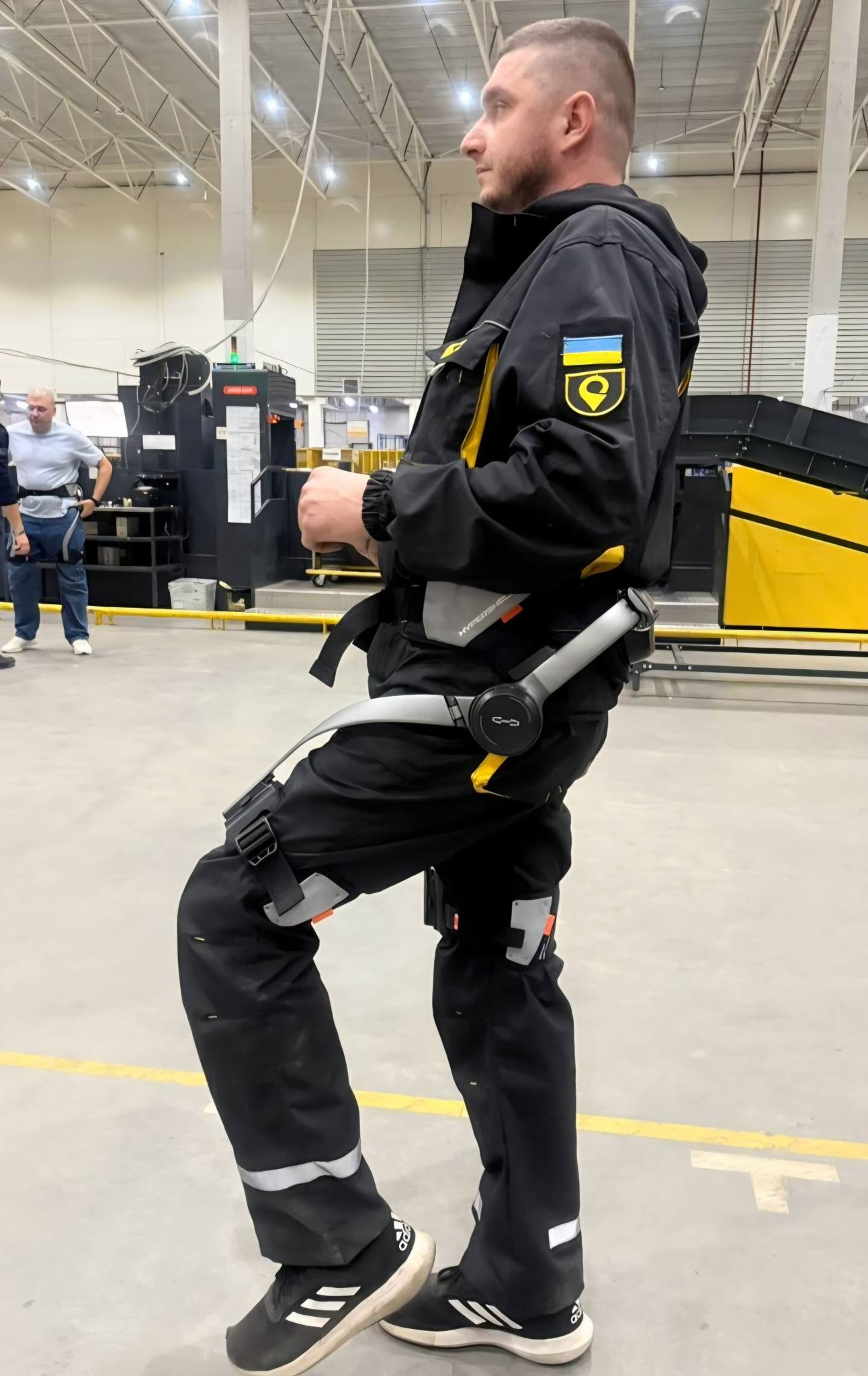 Зниження навантаження на робітників: Укрпошта почала тестувати екзоскелети