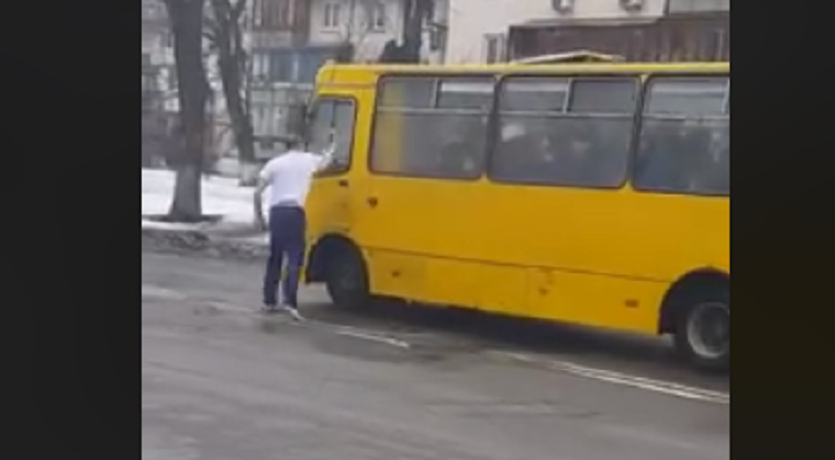 На Березняках неадекватный мужчина избил маршрутку (видео)