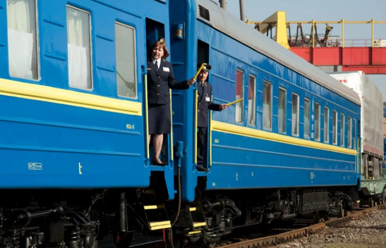 «Укрзализныця» назначила 12 дополнительных поездов в честь праздника