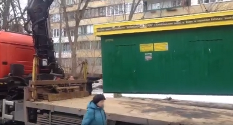 В Киеве демонтировали МАФ, в котором находился пункт переработки отходов (видео)