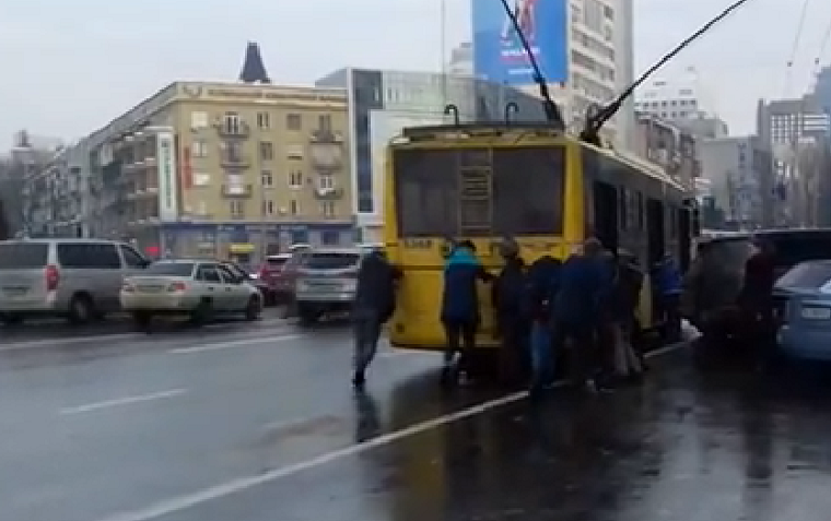 Киевляне толкали заблокированный автохамом троллейбус (видео)
