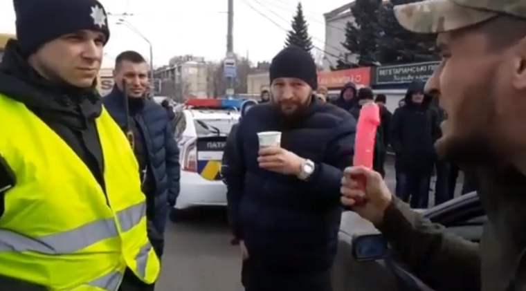 Представитель «Нацкорпуса» угрожал полиции фаллоимитатором (видео)