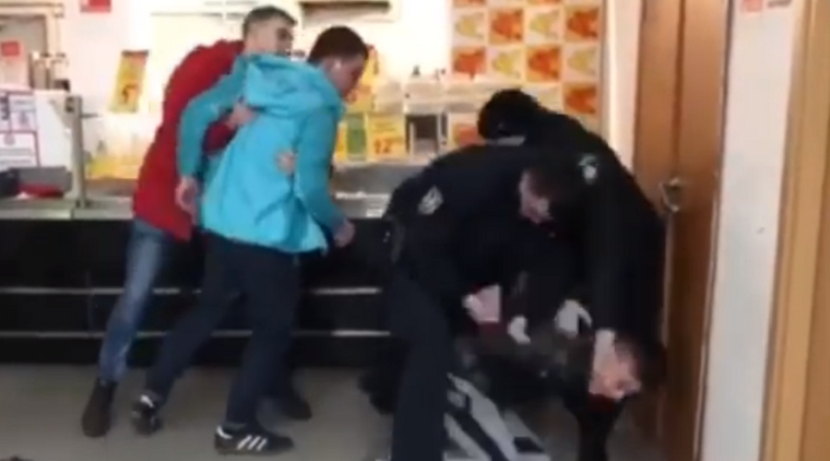 Неадекватні підлітки влаштували сутичку у київському супермаркеті (відео)