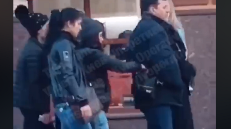 В центре Киева банда воровок обворовала прохожего (видео)