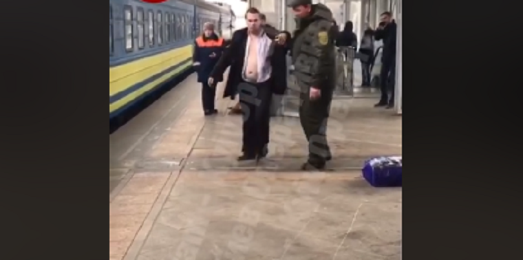 На вокзалі нетверезий пасажир намагався порізати собі вени (відео)