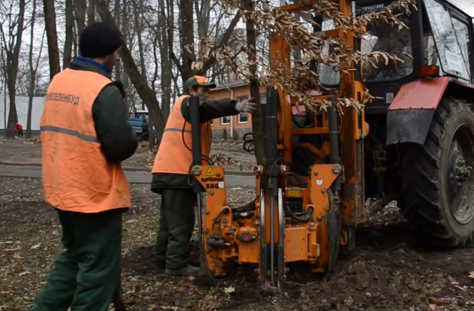 «Киевзеленстрой» высаживает деревья при помощи машины (видео)