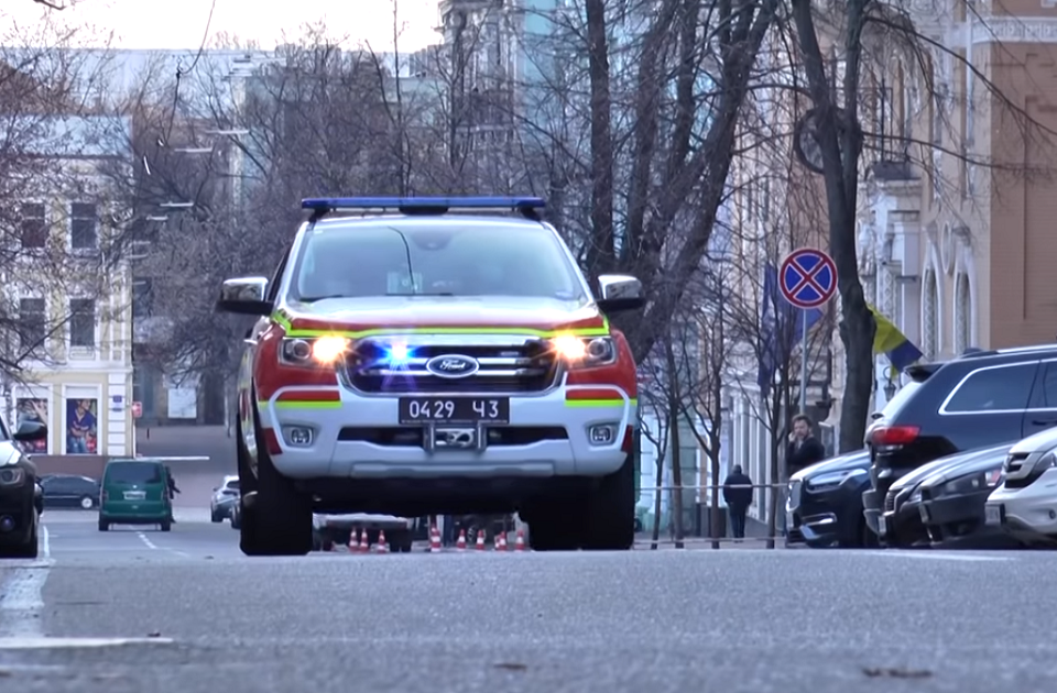 По Киеву ездят автомобили ГСЧС и информируют горожан о необходимости соблюдать карантин